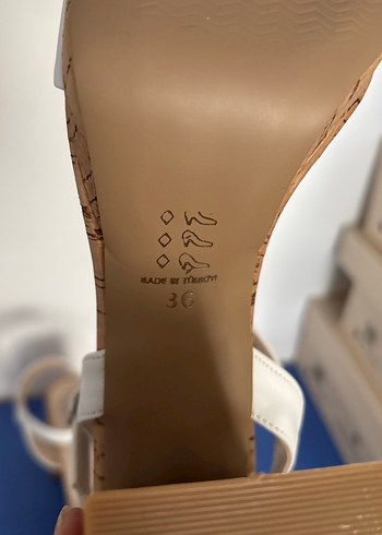 Beyaz Tokalı Platform Topuklu Kadın Sandalet - Görsel 3