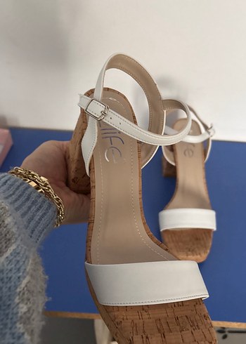 Beyaz Tokalı Platform Topuklu Kadın Sandalet - Görsel 2