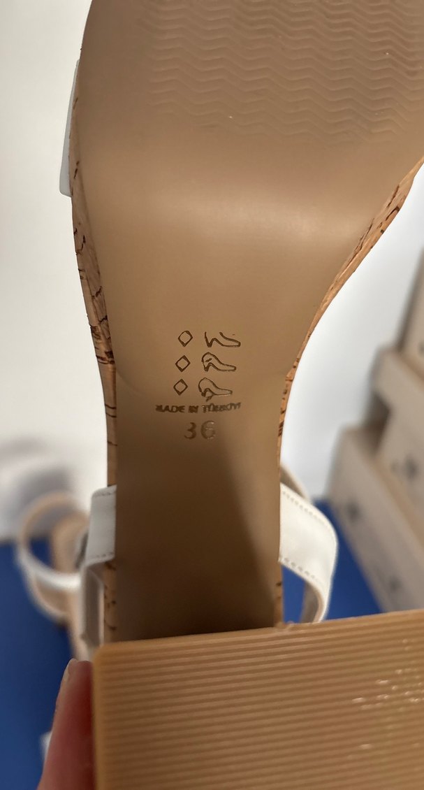 Beyaz Tokalı Platform Topuklu Kadın Sandalet - Görsel 3