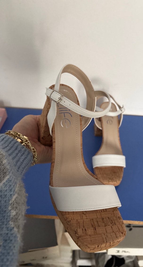 Beyaz Tokalı Platform Topuklu Kadın Sandalet - Görsel 2