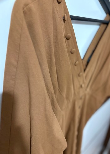 V Yaka Düğmeli Midi Kahverengi Elbise - Görsel 3