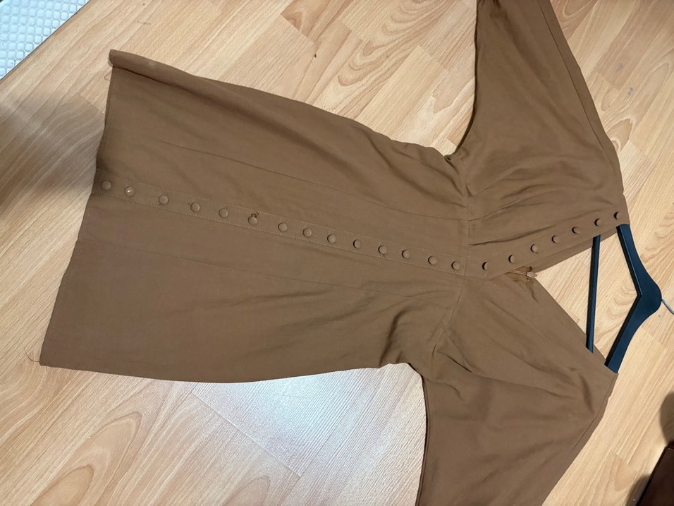 V Yaka Düğmeli Midi Kahverengi Elbise - Görsel 4