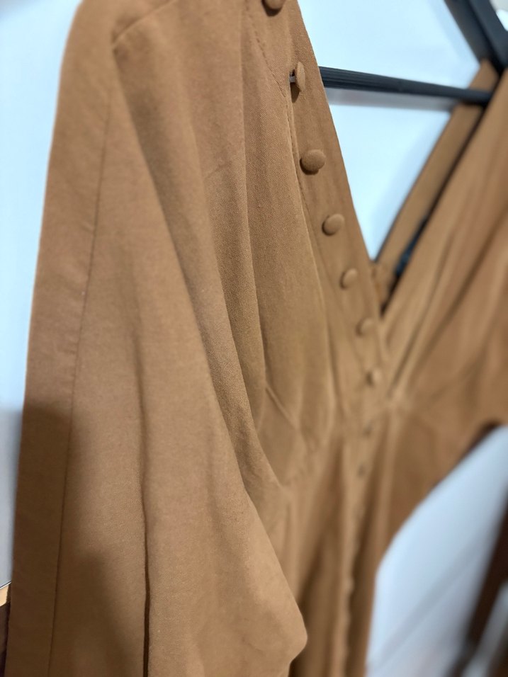 V Yaka Düğmeli Midi Kahverengi Elbise - Görsel 3