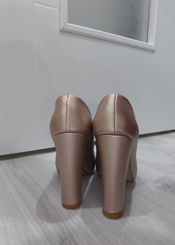 Parlak topuklu ayakkabı - Görsel 2
