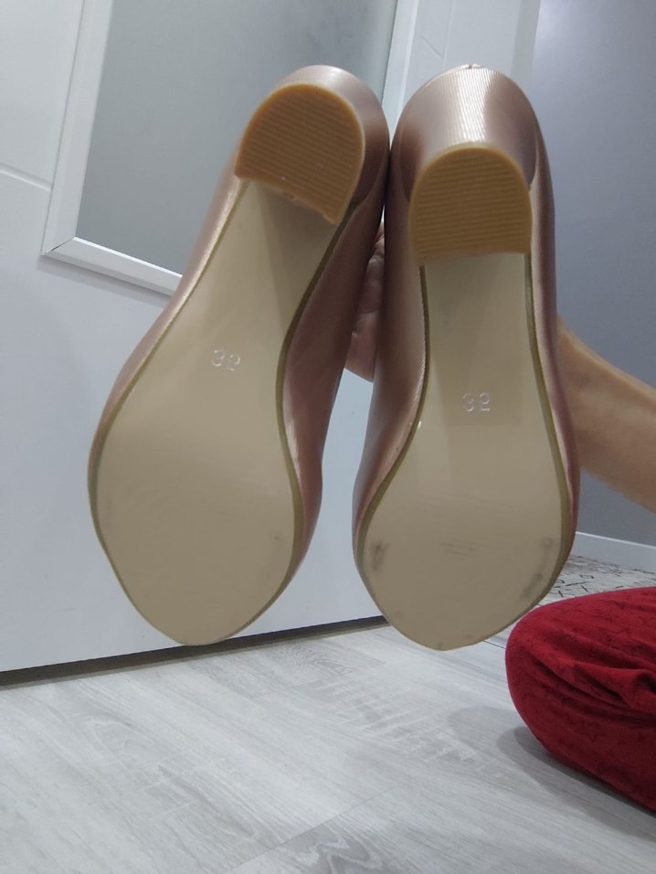 Parlak topuklu ayakkabı - Görsel 3