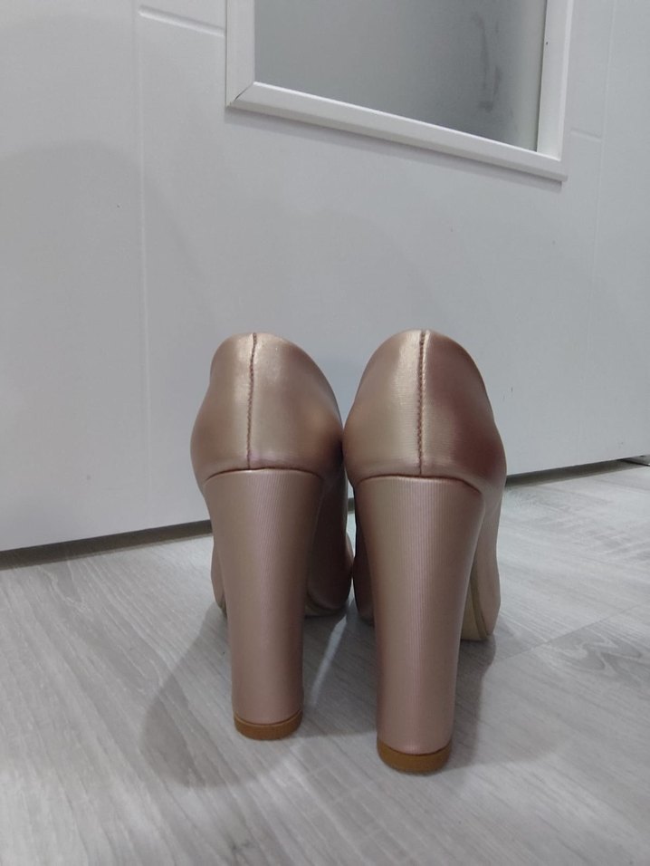 Parlak topuklu ayakkabı - Görsel 2