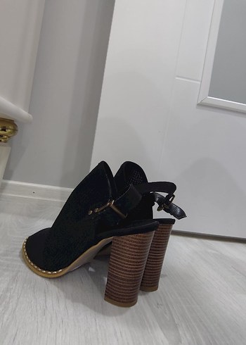 Siyah Yılan Desenli Kadın Dolgu Topuklu Sandalet - Görsel 3