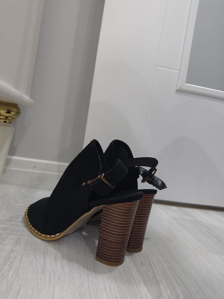 Siyah Yılan Desenli Kadın Dolgu Topuklu Sandalet - Görsel 3