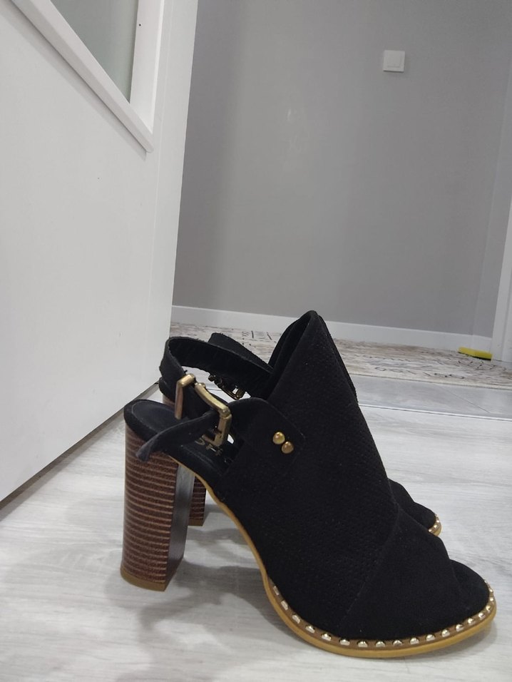 Siyah Yılan Desenli Kadın Dolgu Topuklu Sandalet - Görsel 2