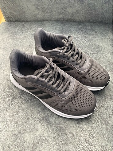 Adidas gri spor ayakkabısı