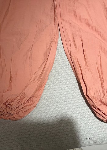 Gül kurusu turuncuya kaçık renk bir kargo pantolon - Görsel 3