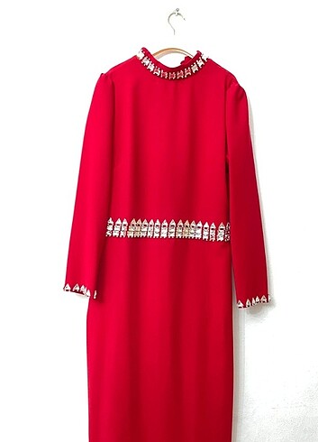 Kırmızı taşlı abiye elbise