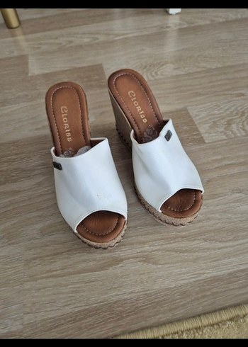 Beyaz Kadın Dolgu Topuklu Terlik