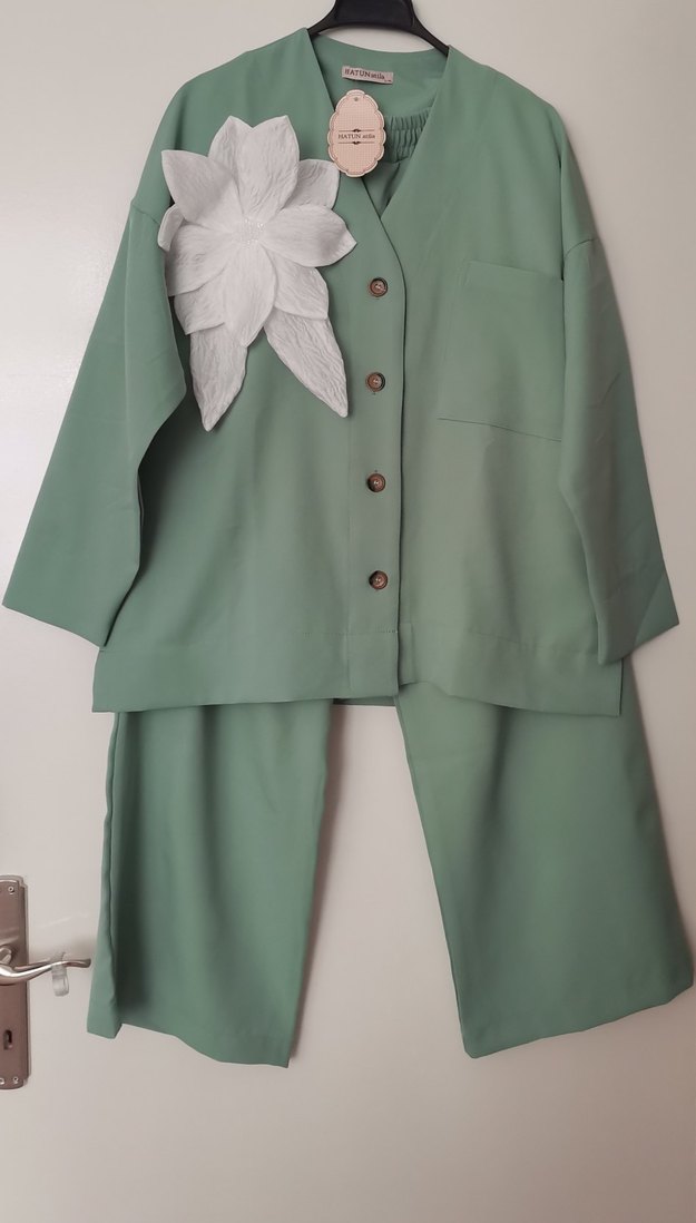 Uzun Kesim Düğmeli Yeşil tesettür Kadın Takım - Görsel 3
