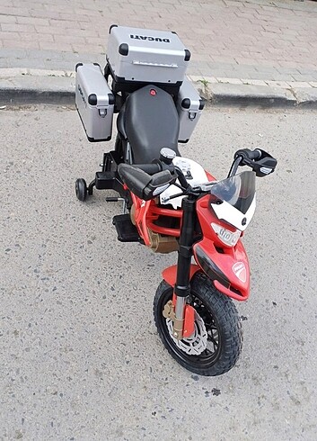 Beden Sıfır akülü motor kırmızı peg perego ducati