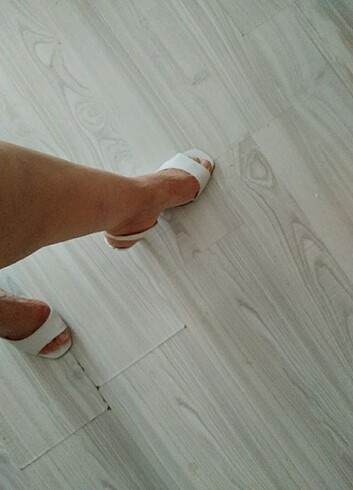 Beyaz yeni ayakkabi