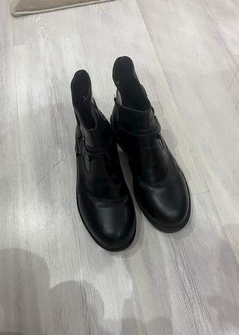 Kemer Detaylı Siyah Deri Biker Bot - Görsel 4