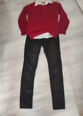 LC Waikiki Siyah pantolon beyaz gömlek kırmızı kazak çok güzel kombin ister