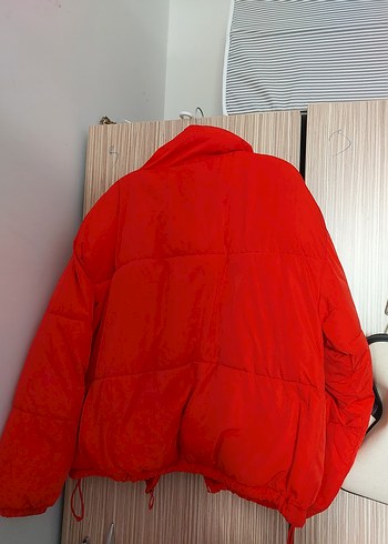 Kırmızı Kapüşonlu Kadın Şişme Mont - Görsel 3