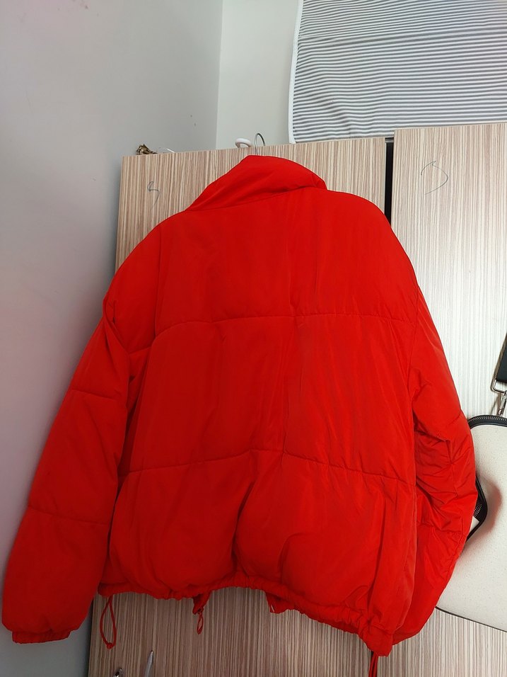 Kırmızı Kapüşonlu Kadın Şişme Mont - Görsel 3