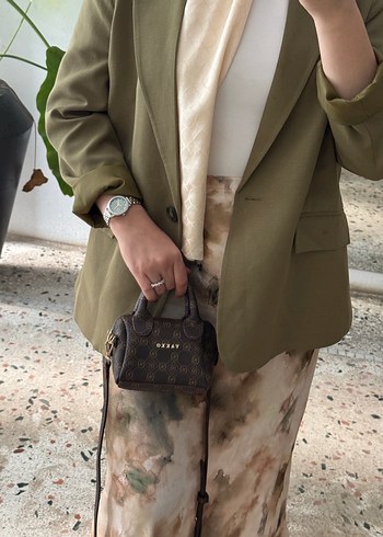 Düğmeli Haki Kadın Blazer Ceket ve etek takım olarak satılıktır