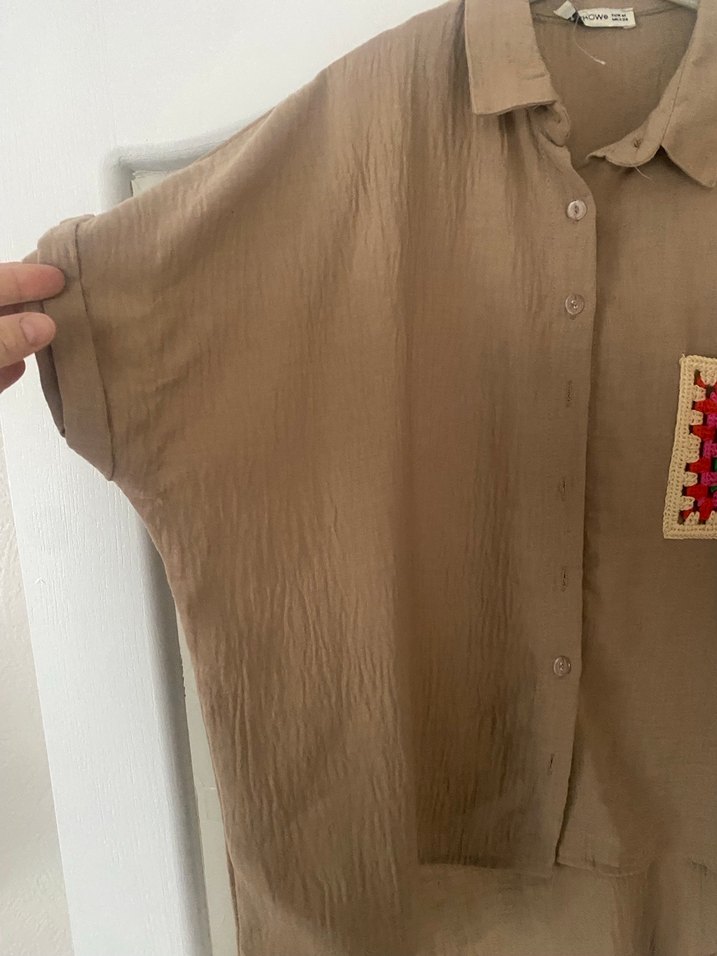 Düğmeli Kısa Kollu Kahverengi Keten Gömlek - Görsel 3