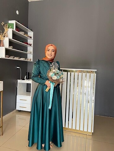 Yeşil saten elbise
