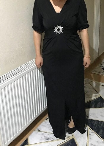 l Beden Sadece bir defa giyildi siyah düz balık yırtmaçlı bir elbise kap