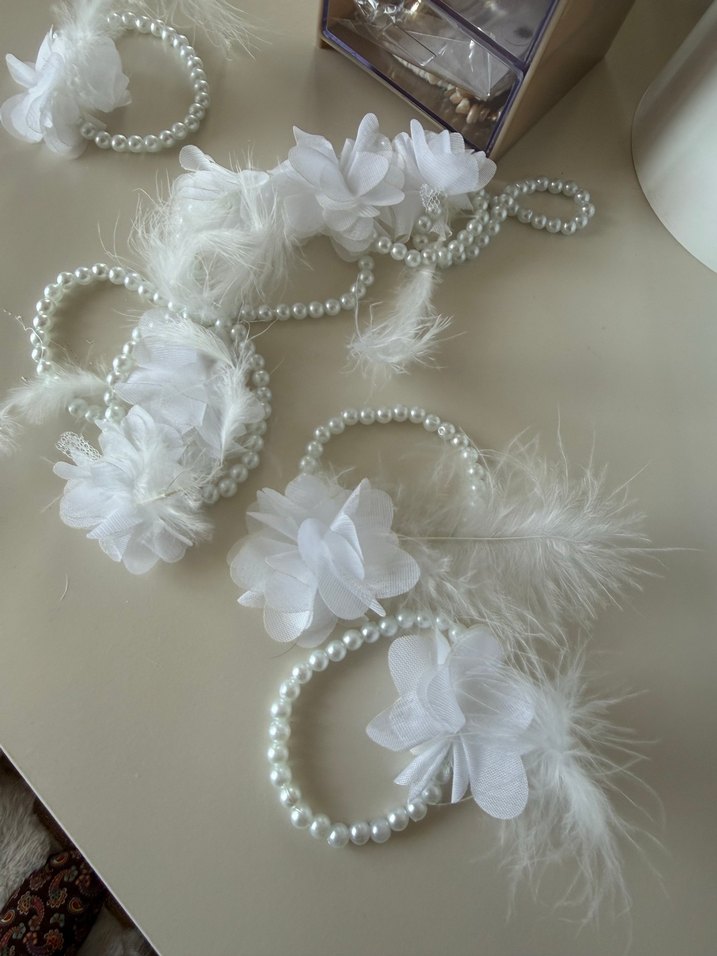 Beyaz tüylü incili Nedime bileklik - Görsel 4