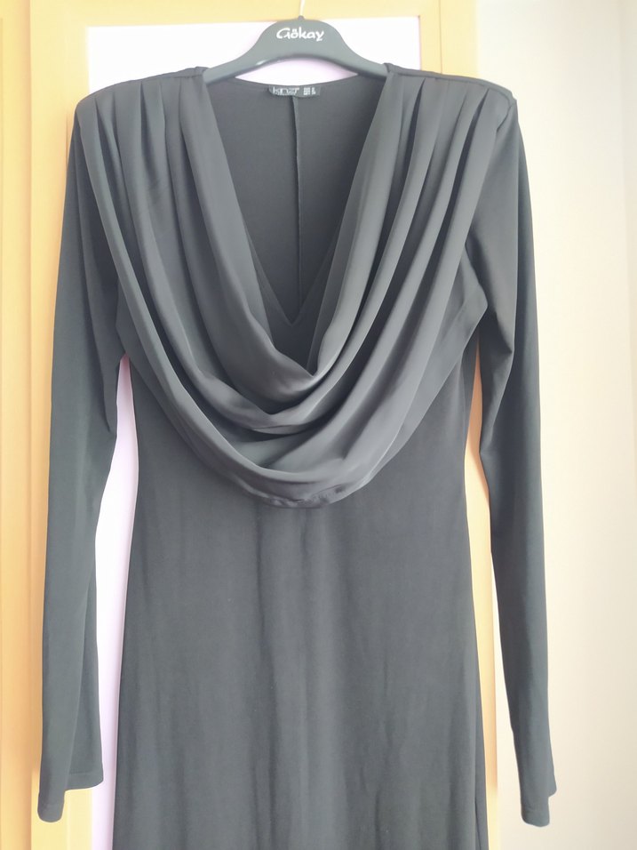 Kadın Siyah Uzun Drapeli V Yaka vatkalı Elbise - Görsel 2