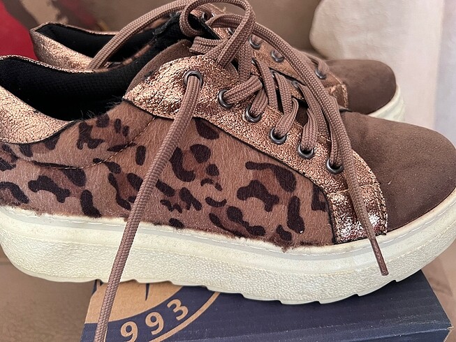 Beyaz tabanlı leopar desenli spor ayakkabı