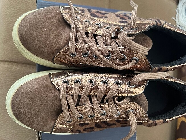 Diğer Beyaz tabanlı leopar desenli spor ayakkabı