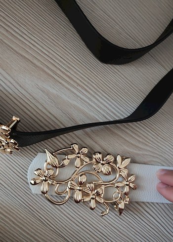 toka detaylı siyah ve beyaz kemer - Görsel 4