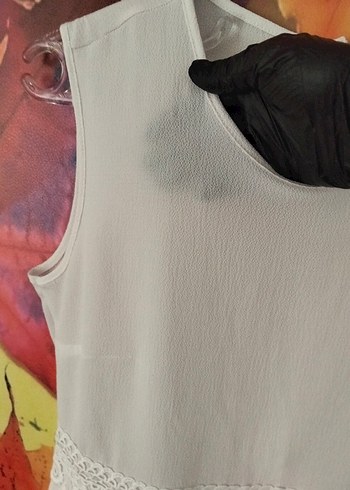 Nakış Detaylı Beyaz Fırfırlı Kolsuz Bluz - Görsel 3