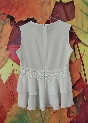 Nakış Detaylı Beyaz Fırfırlı Kolsuz Bluz - Görsel 2