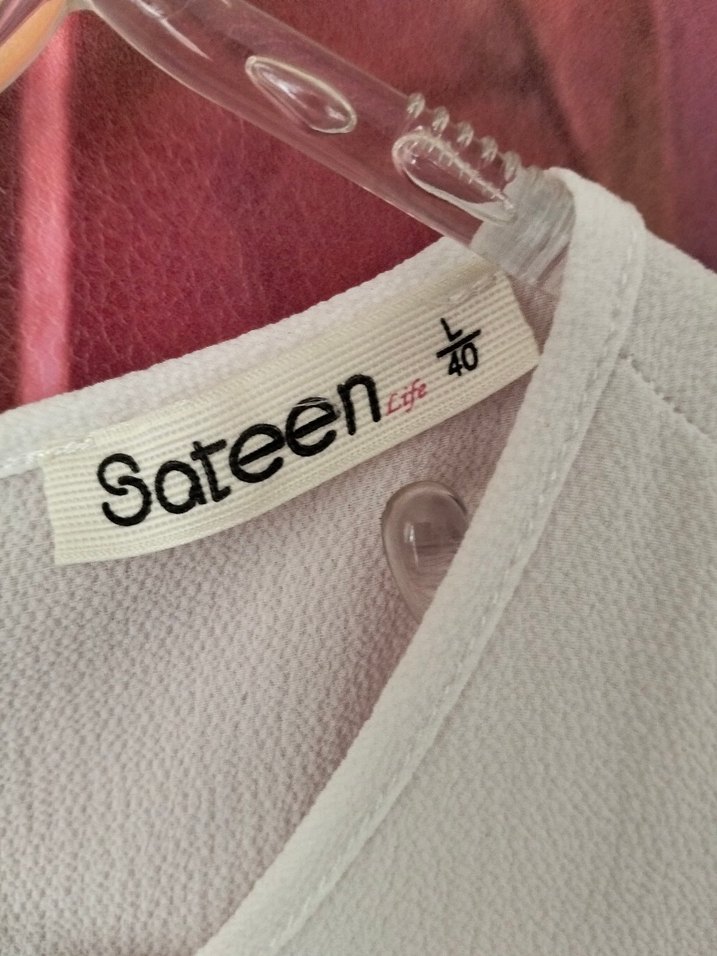 Nakış Detaylı Beyaz Fırfırlı Kolsuz Bluz - Görsel 4