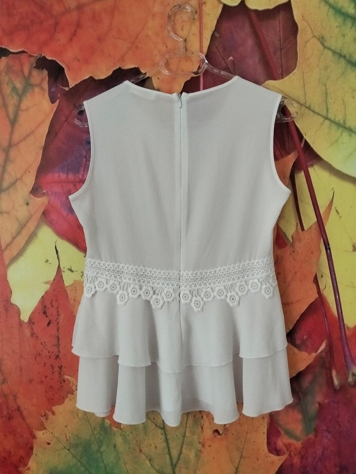 Nakış Detaylı Beyaz Fırfırlı Kolsuz Bluz - Görsel 2