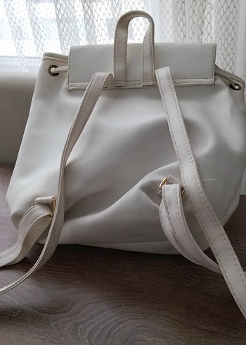 Mıknatısli Beyaz Deri Kadın Sırt Çantası - Görsel 2