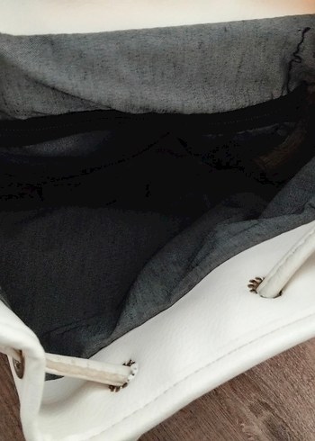 Mıknatısli Beyaz Deri Kadın Sırt Çantası - Görsel 3