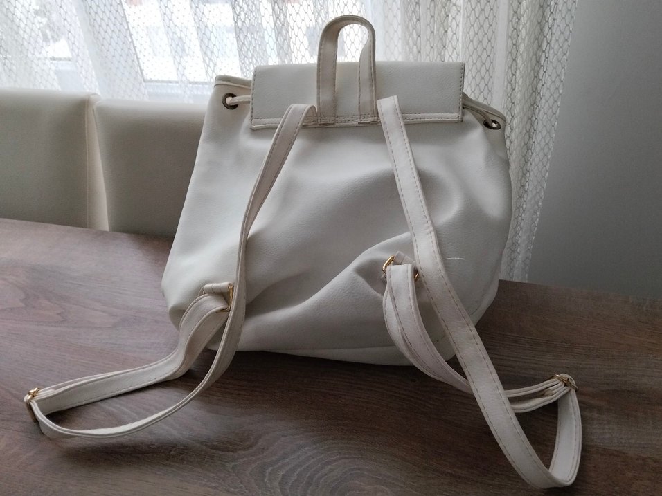 Mıknatısli Beyaz Deri Kadın Sırt Çantası - Görsel 2