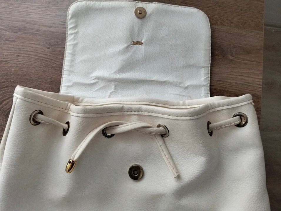 Mıknatısli Beyaz Deri Kadın Sırt Çantası - Görsel 4