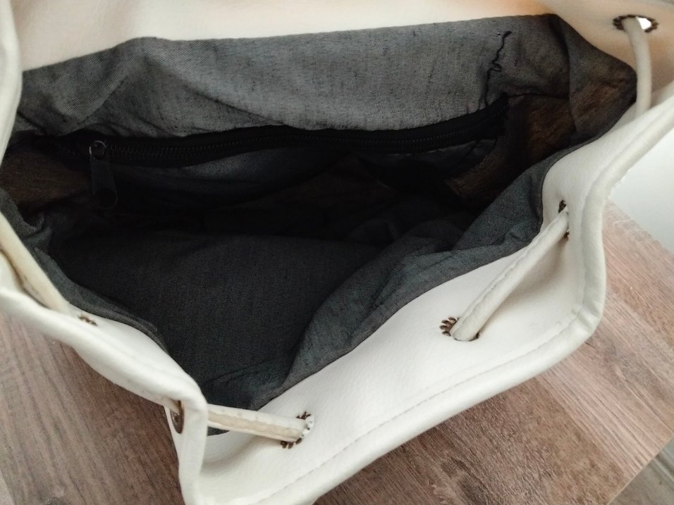 Mıknatısli Beyaz Deri Kadın Sırt Çantası - Görsel 3