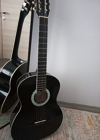 Siyah klasik gitar