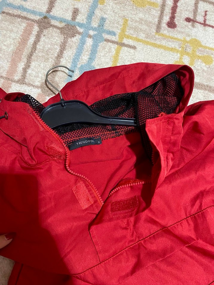Kırmızı Kapüşonlu kadın Rüzgarlık Mont - Görsel 3
