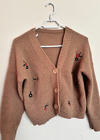 Düğmeli Nakışlı Örme Kazak - Görsel 2