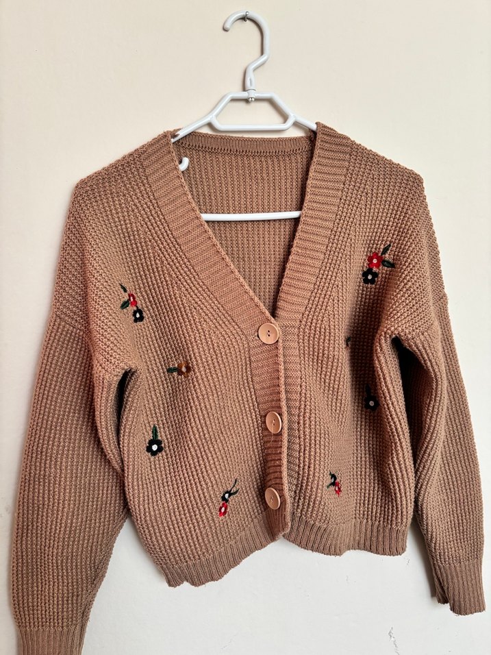 Düğmeli Nakışlı Örme Kazak - Görsel 2