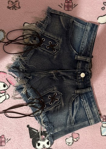 Kemer Detaylı Koyu Renk Mini Denim Şort - Görsel 3