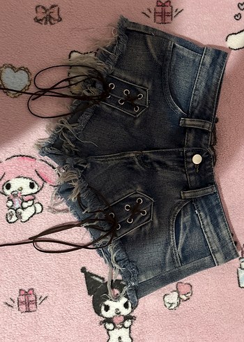 Kemer Detaylı Koyu Renk Mini Denim Şort - Görsel 2