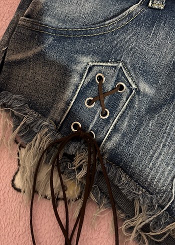 Kemer Detaylı Koyu Renk Mini Denim Şort - Görsel 5