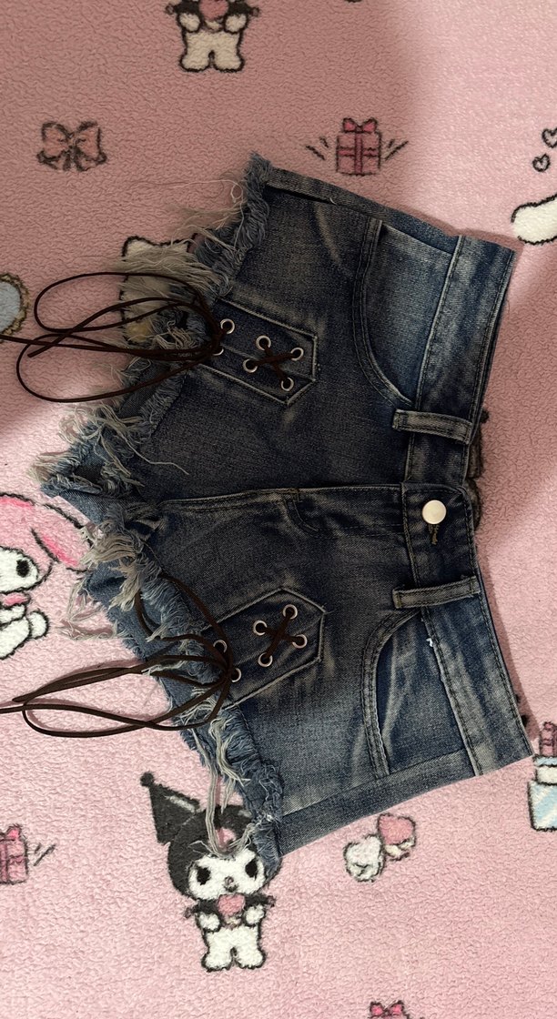 Kemer Detaylı Koyu Renk Mini Denim Şort - Görsel 3